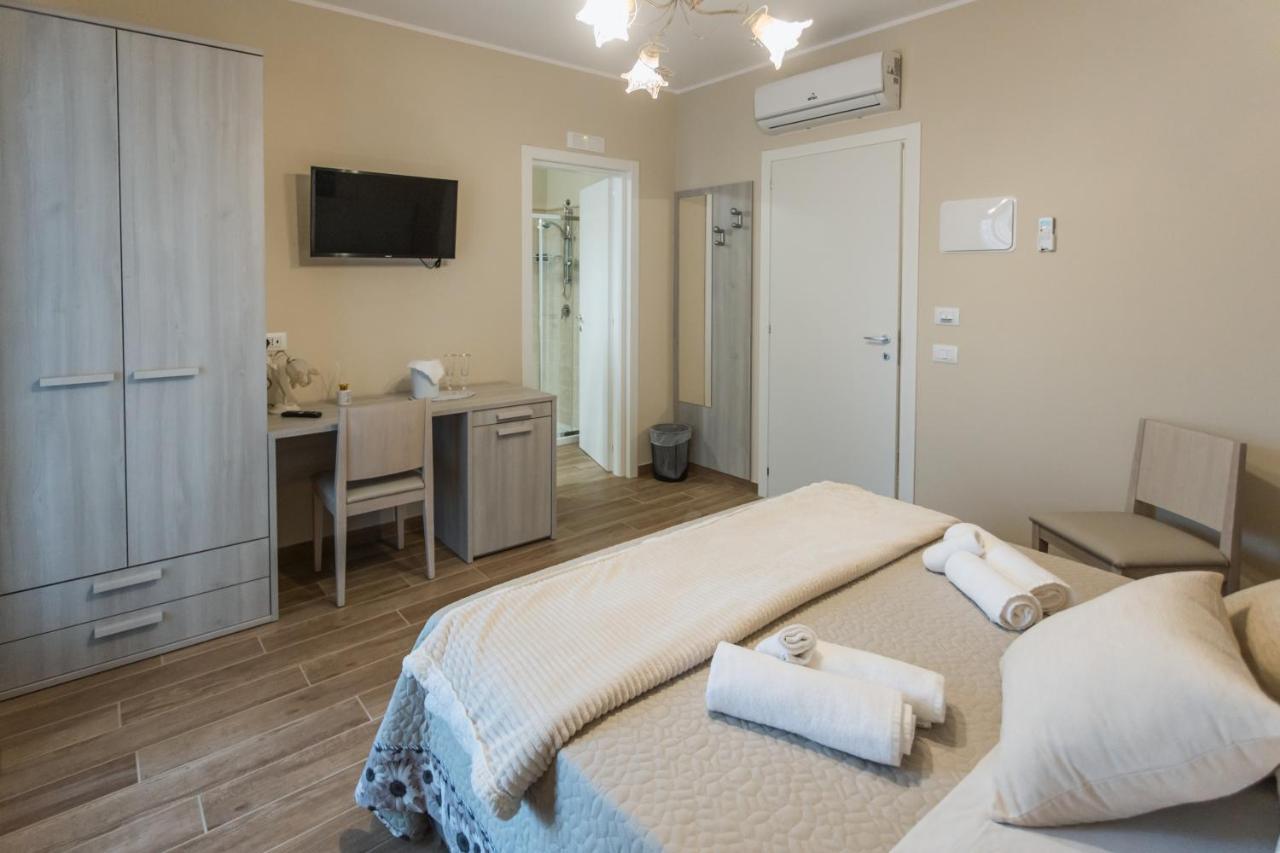 Oasi Perla Del Mare Rooms Aci Castello Exterior photo